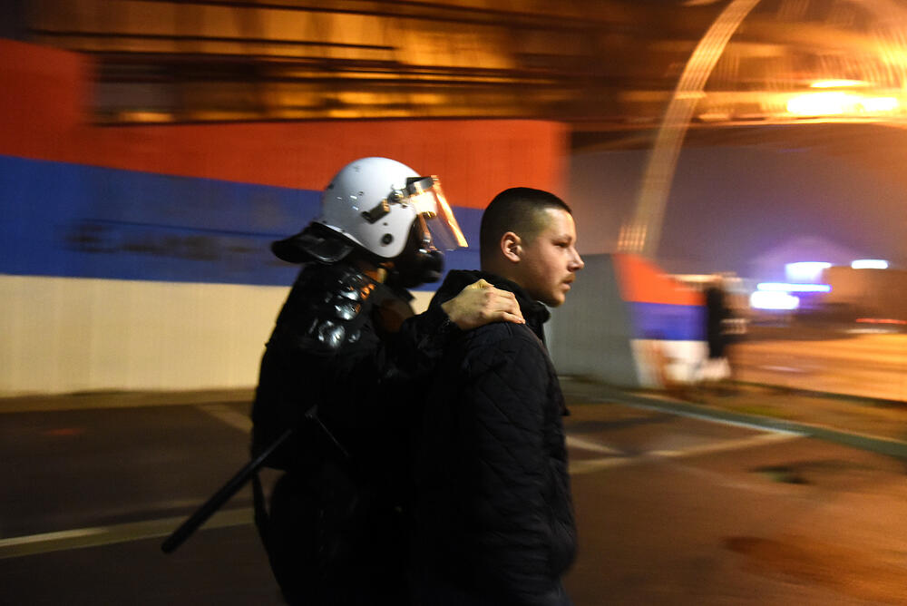 Više osoba je uhapšeno, a tri policajca i više građana povrijeđeni su u sinoćnjim neredima u podgoričkom naselju Zlatica. U više incidentnih situacija policija je bacila suzavac, dok su ih okupljeni gađali vatrometom i kamenicama. Komunalna policija prekrečila je trobojku. Pogledajte šta su zabilježili fotoreporteri Vijesti" Savo Prelević i Boris Pejović.