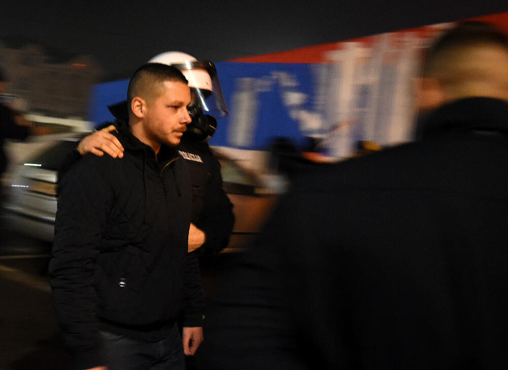 Više osoba je uhapšeno, a tri policajca i više građana povrijeđeni su u sinoćnjim neredima u podgoričkom naselju Zlatica. U više incidentnih situacija policija je bacila suzavac, dok su ih okupljeni gađali vatrometom i kamenicama. Komunalna policija prekrečila je trobojku. Pogledajte šta su zabilježili fotoreporteri Vijesti" Savo Prelević i Boris Pejović.