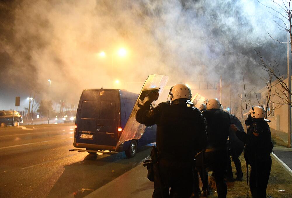 Više osoba je uhapšeno, a tri policajca i više građana povrijeđeni su u sinoćnjim neredima u podgoričkom naselju Zlatica. U više incidentnih situacija policija je bacila suzavac, dok su ih okupljeni gađali vatrometom i kamenicama. Komunalna policija prekrečila je trobojku. Pogledajte šta su zabilježili fotoreporteri Vijesti" Savo Prelević i Boris Pejović.