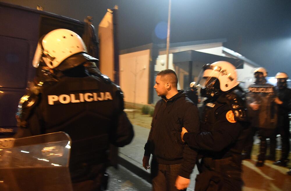 Više osoba je uhapšeno, a tri policajca i više građana povrijeđeni su u sinoćnjim neredima u podgoričkom naselju Zlatica. U više incidentnih situacija policija je bacila suzavac, dok su ih okupljeni gađali vatrometom i kamenicama. Komunalna policija prekrečila je trobojku. Pogledajte šta su zabilježili fotoreporteri Vijesti" Savo Prelević i Boris Pejović.