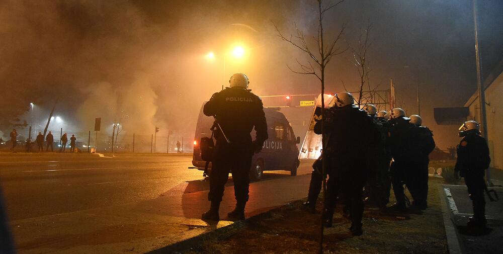 Više osoba je uhapšeno, a tri policajca i više građana povrijeđeni su u sinoćnjim neredima u podgoričkom naselju Zlatica. U više incidentnih situacija policija je bacila suzavac, dok su ih okupljeni gađali vatrometom i kamenicama. Komunalna policija prekrečila je trobojku. Pogledajte šta su zabilježili fotoreporteri Vijesti" Savo Prelević i Boris Pejović.