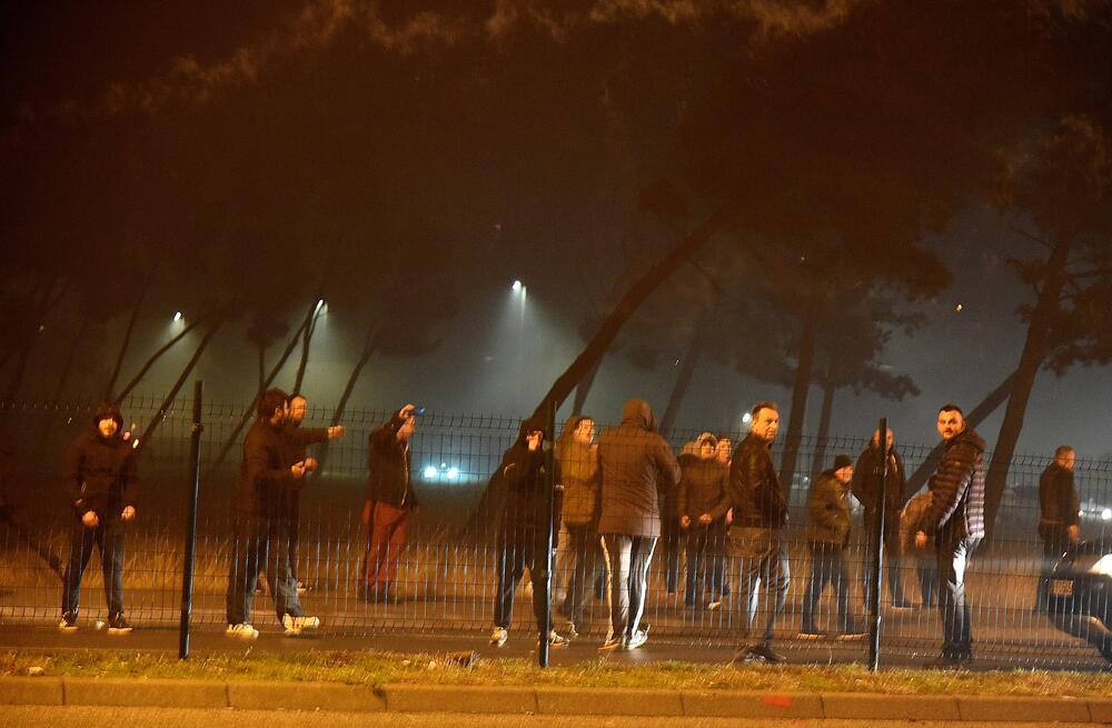 Više osoba je uhapšeno, a tri policajca i više građana povrijeđeni su u sinoćnjim neredima u podgoričkom naselju Zlatica. U više incidentnih situacija policija je bacila suzavac, dok su ih okupljeni gađali vatrometom i kamenicama. Komunalna policija prekrečila je trobojku. Pogledajte šta su zabilježili fotoreporteri Vijesti" Savo Prelević i Boris Pejović.