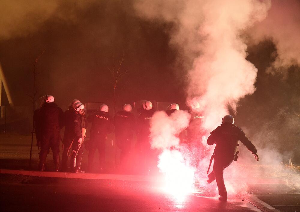 Više osoba je uhapšeno, a tri policajca i više građana povrijeđeni su u sinoćnjim neredima u podgoričkom naselju Zlatica. U više incidentnih situacija policija je bacila suzavac, dok su ih okupljeni gađali vatrometom i kamenicama. Komunalna policija prekrečila je trobojku. Pogledajte šta su zabilježili fotoreporteri Vijesti" Savo Prelević i Boris Pejović.
