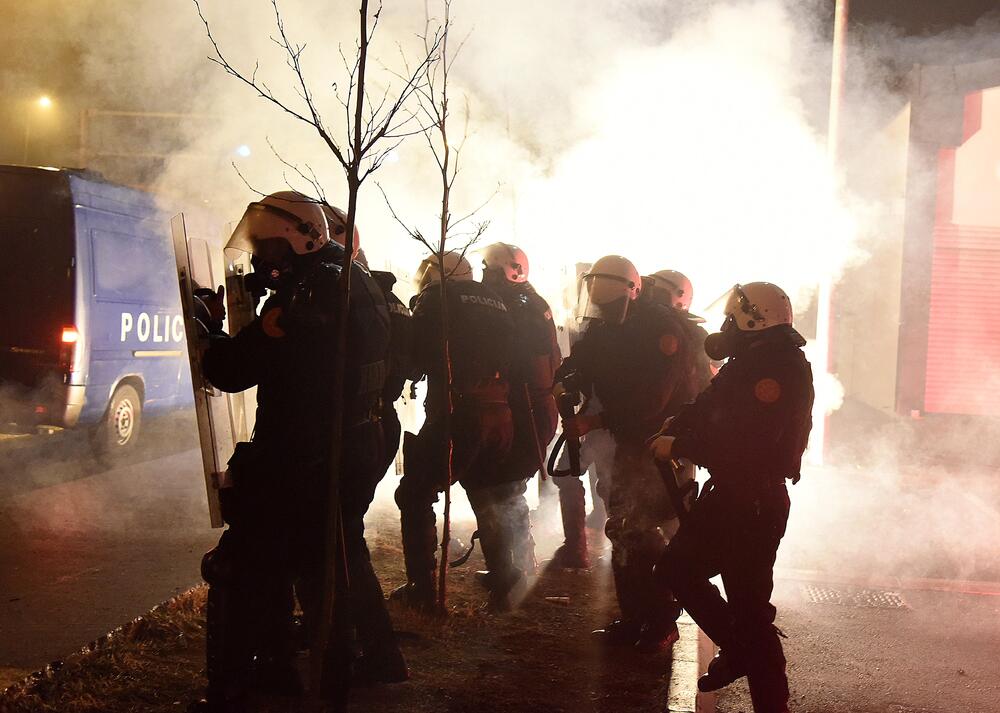 Više osoba je uhapšeno, a tri policajca i više građana povrijeđeni su u sinoćnjim neredima u podgoričkom naselju Zlatica. U više incidentnih situacija policija je bacila suzavac, dok su ih okupljeni gađali vatrometom i kamenicama. Komunalna policija prekrečila je trobojku. Pogledajte šta su zabilježili fotoreporteri Vijesti" Savo Prelević i Boris Pejović.