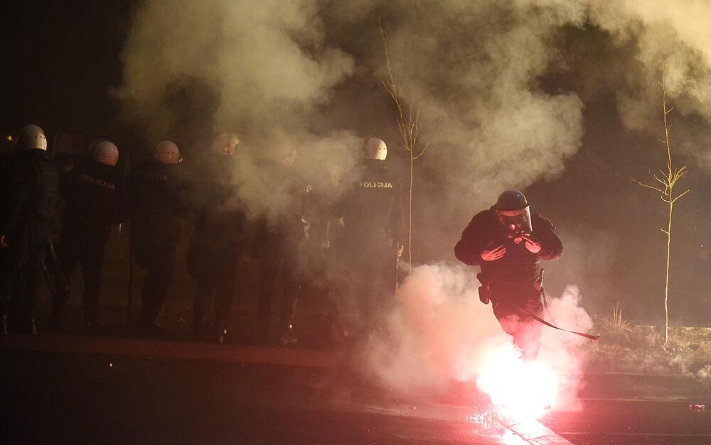 Više osoba je uhapšeno, a tri policajca i više građana povrijeđeni su u sinoćnjim neredima u podgoričkom naselju Zlatica. U više incidentnih situacija policija je bacila suzavac, dok su ih okupljeni gađali vatrometom i kamenicama. Komunalna policija prekrečila je trobojku. Pogledajte šta su zabilježili fotoreporteri Vijesti" Savo Prelević i Boris Pejović.