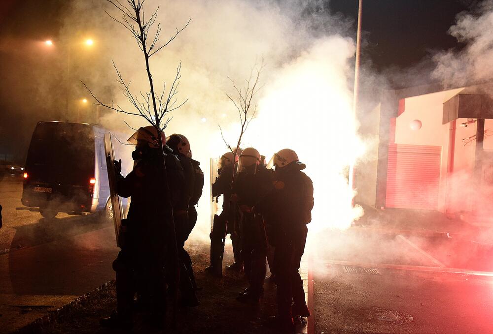 Više osoba je uhapšeno, a tri policajca i više građana povrijeđeni su u sinoćnjim neredima u podgoričkom naselju Zlatica. U više incidentnih situacija policija je bacila suzavac, dok su ih okupljeni gađali vatrometom i kamenicama. Komunalna policija prekrečila je trobojku. Pogledajte šta su zabilježili fotoreporteri Vijesti" Savo Prelević i Boris Pejović.