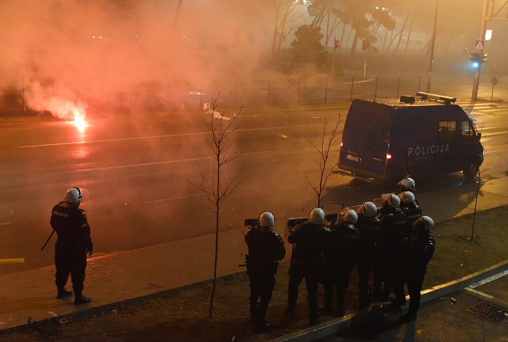 Više osoba je uhapšeno, a tri policajca i više građana povrijeđeni su u sinoćnjim neredima u podgoričkom naselju Zlatica. U više incidentnih situacija policija je bacila suzavac, dok su ih okupljeni gađali vatrometom i kamenicama. Komunalna policija prekrečila je trobojku. Pogledajte šta su zabilježili fotoreporteri Vijesti" Savo Prelević i Boris Pejović.