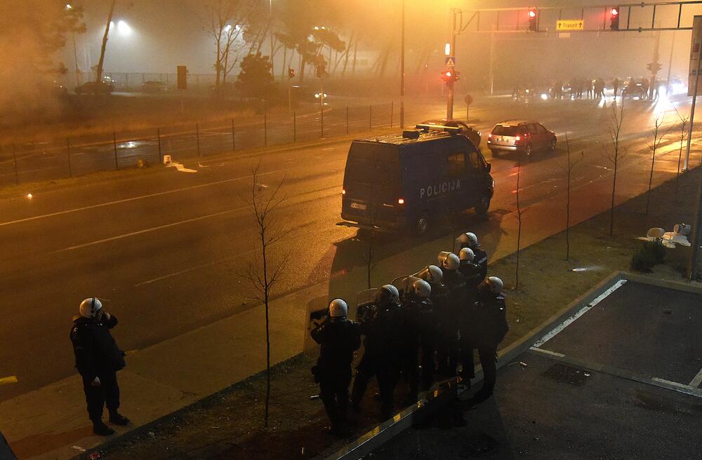 Više osoba je uhapšeno, a tri policajca i više građana povrijeđeni su u sinoćnjim neredima u podgoričkom naselju Zlatica. U više incidentnih situacija policija je bacila suzavac, dok su ih okupljeni gađali vatrometom i kamenicama. Komunalna policija prekrečila je trobojku. Pogledajte šta su zabilježili fotoreporteri Vijesti" Savo Prelević i Boris Pejović.