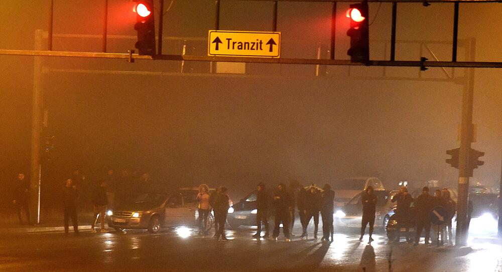 Više osoba je uhapšeno, a tri policajca i više građana povrijeđeni su u sinoćnjim neredima u podgoričkom naselju Zlatica. U više incidentnih situacija policija je bacila suzavac, dok su ih okupljeni gađali vatrometom i kamenicama. Komunalna policija prekrečila je trobojku. Pogledajte šta su zabilježili fotoreporteri Vijesti" Savo Prelević i Boris Pejović.