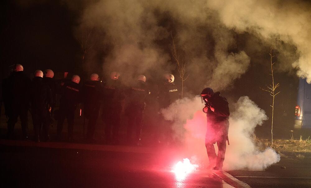 Više osoba je uhapšeno, a tri policajca i više građana povrijeđeni su u sinoćnjim neredima u podgoričkom naselju Zlatica. U više incidentnih situacija policija je bacila suzavac, dok su ih okupljeni gađali vatrometom i kamenicama. Komunalna policija prekrečila je trobojku. Pogledajte šta su zabilježili fotoreporteri Vijesti" Savo Prelević i Boris Pejović.