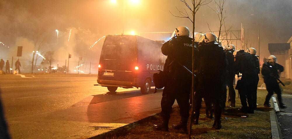 Više osoba je uhapšeno, a tri policajca i više građana povrijeđeni su u sinoćnjim neredima u podgoričkom naselju Zlatica. U više incidentnih situacija policija je bacila suzavac, dok su ih okupljeni gađali vatrometom i kamenicama. Komunalna policija prekrečila je trobojku. Pogledajte šta su zabilježili fotoreporteri Vijesti" Savo Prelević i Boris Pejović.