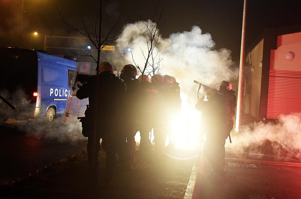 Više osoba je uhapšeno, a tri policajca i više građana povrijeđeni su u sinoćnjim neredima u podgoričkom naselju Zlatica. U više incidentnih situacija policija je bacila suzavac, dok su ih okupljeni gađali vatrometom i kamenicama. Komunalna policija prekrečila je trobojku. Pogledajte šta su zabilježili fotoreporteri Vijesti" Savo Prelević i Boris Pejović.