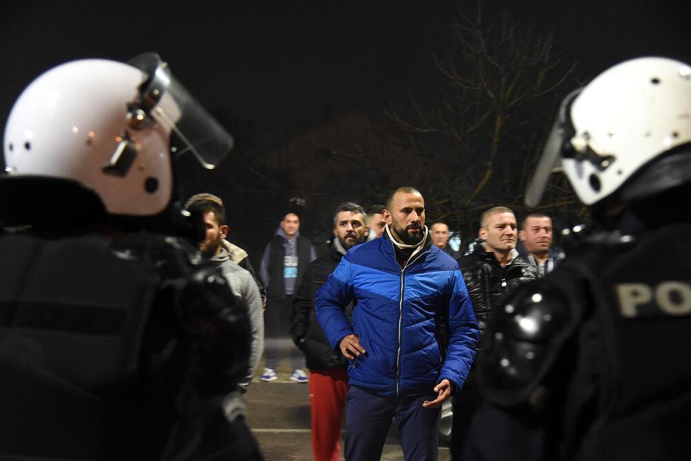 Više osoba je uhapšeno, a tri policajca i više građana povrijeđeni su u sinoćnjim neredima u podgoričkom naselju Zlatica. U više incidentnih situacija policija je bacila suzavac, dok su ih okupljeni gađali vatrometom i kamenicama. Komunalna policija prekrečila je trobojku. Pogledajte šta su zabilježili fotoreporteri Vijesti" Savo Prelević i Boris Pejović.