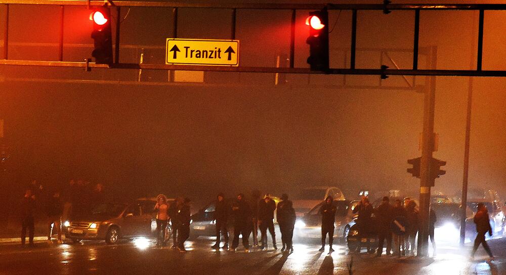 Više osoba je uhapšeno, a tri policajca i više građana povrijeđeni su u sinoćnjim neredima u podgoričkom naselju Zlatica. U više incidentnih situacija policija je bacila suzavac, dok su ih okupljeni gađali vatrometom i kamenicama. Komunalna policija prekrečila je trobojku. Pogledajte šta su zabilježili fotoreporteri Vijesti" Savo Prelević i Boris Pejović.