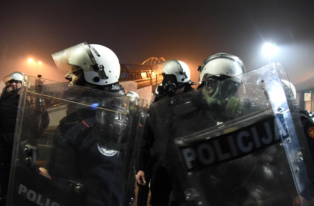 Više osoba je uhapšeno, a tri policajca i više građana povrijeđeni su u sinoćnjim neredima u podgoričkom naselju Zlatica. U više incidentnih situacija policija je bacila suzavac, dok su ih okupljeni gađali vatrometom i kamenicama. Komunalna policija prekrečila je trobojku. Pogledajte šta su zabilježili fotoreporteri Vijesti" Savo Prelević i Boris Pejović.