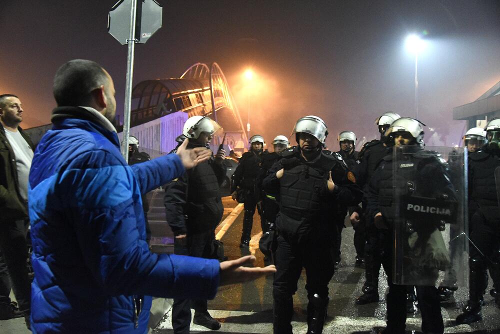 Više osoba je uhapšeno, a tri policajca i više građana povrijeđeni su u sinoćnjim neredima u podgoričkom naselju Zlatica. U više incidentnih situacija policija je bacila suzavac, dok su ih okupljeni gađali vatrometom i kamenicama. Komunalna policija prekrečila je trobojku. Pogledajte šta su zabilježili fotoreporteri Vijesti" Savo Prelević i Boris Pejović.