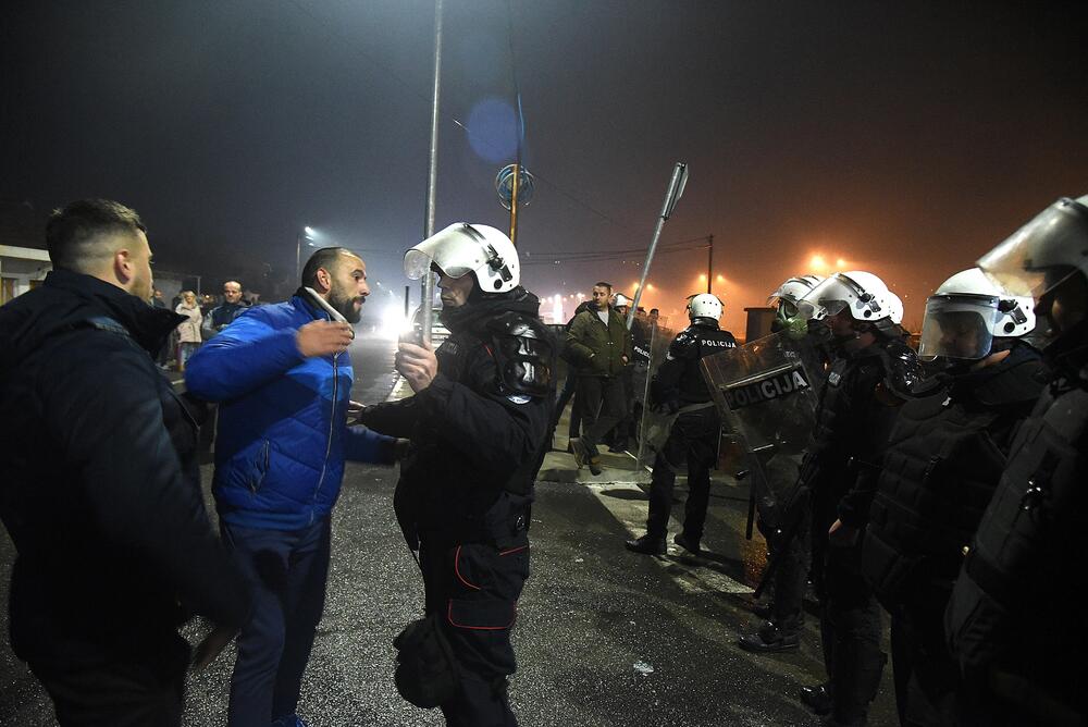 Više osoba je uhapšeno, a tri policajca i više građana povrijeđeni su u sinoćnjim neredima u podgoričkom naselju Zlatica. U više incidentnih situacija policija je bacila suzavac, dok su ih okupljeni gađali vatrometom i kamenicama. Komunalna policija prekrečila je trobojku. Pogledajte šta su zabilježili fotoreporteri Vijesti" Savo Prelević i Boris Pejović.