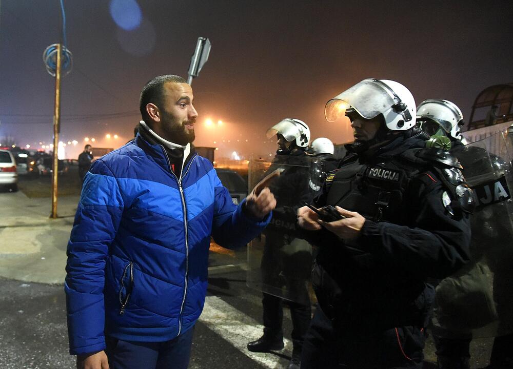 Više osoba je uhapšeno, a tri policajca i više građana povrijeđeni su u sinoćnjim neredima u podgoričkom naselju Zlatica. U više incidentnih situacija policija je bacila suzavac, dok su ih okupljeni gađali vatrometom i kamenicama. Komunalna policija prekrečila je trobojku. Pogledajte šta su zabilježili fotoreporteri Vijesti" Savo Prelević i Boris Pejović.