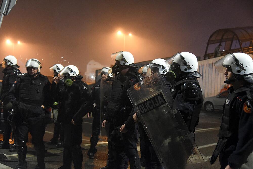 Više osoba je uhapšeno, a tri policajca i više građana povrijeđeni su u sinoćnjim neredima u podgoričkom naselju Zlatica. U više incidentnih situacija policija je bacila suzavac, dok su ih okupljeni gađali vatrometom i kamenicama. Komunalna policija prekrečila je trobojku. Pogledajte šta su zabilježili fotoreporteri Vijesti" Savo Prelević i Boris Pejović.