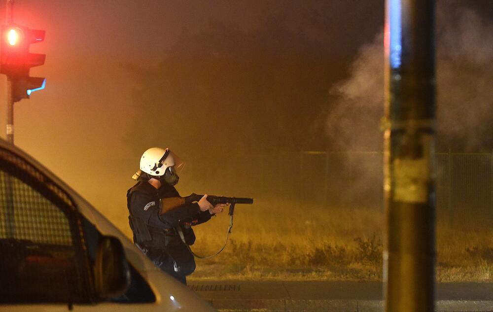 Više osoba je uhapšeno, a tri policajca i više građana povrijeđeni su u sinoćnjim neredima u podgoričkom naselju Zlatica. U više incidentnih situacija policija je bacila suzavac, dok su ih okupljeni gađali vatrometom i kamenicama. Komunalna policija prekrečila je trobojku. Pogledajte šta su zabilježili fotoreporteri Vijesti" Savo Prelević i Boris Pejović.