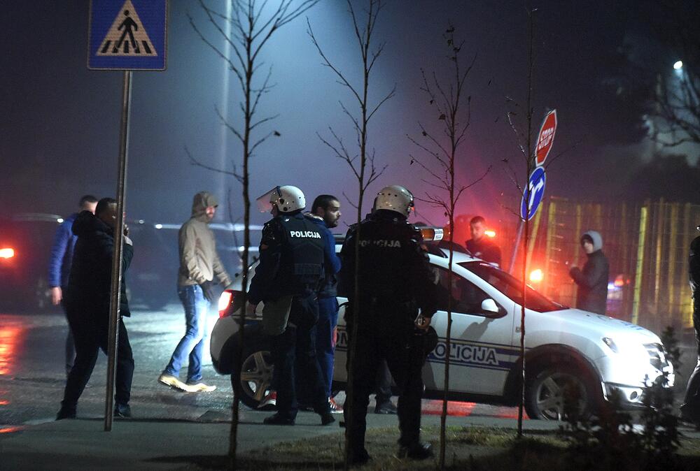 Više osoba je uhapšeno, a tri policajca i više građana povrijeđeni su u sinoćnjim neredima u podgoričkom naselju Zlatica. U više incidentnih situacija policija je bacila suzavac, dok su ih okupljeni gađali vatrometom i kamenicama. Komunalna policija prekrečila je trobojku. Pogledajte šta su zabilježili fotoreporteri Vijesti" Savo Prelević i Boris Pejović.