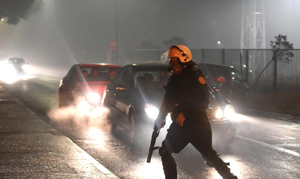Više osoba je uhapšeno, a tri policajca i više građana povrijeđeni su u sinoćnjim neredima u podgoričkom naselju Zlatica. U više incidentnih situacija policija je bacila suzavac, dok su ih okupljeni gađali vatrometom i kamenicama. Komunalna policija prekrečila je trobojku. Pogledajte šta su zabilježili fotoreporteri Vijesti" Savo Prelević i Boris Pejović.