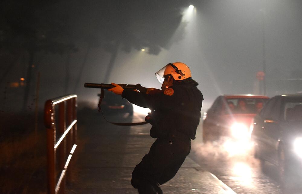 Više osoba je uhapšeno, a tri policajca i više građana povrijeđeni su u sinoćnjim neredima u podgoričkom naselju Zlatica. U više incidentnih situacija policija je bacila suzavac, dok su ih okupljeni gađali vatrometom i kamenicama. Komunalna policija prekrečila je trobojku. Pogledajte šta su zabilježili fotoreporteri Vijesti" Savo Prelević i Boris Pejović.