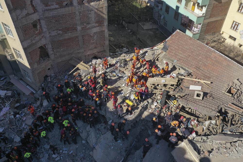 Spasioci nastavljaju pretraživanje ruševina u potrazi za preživjelim u centru Elaziga, Foto: AP