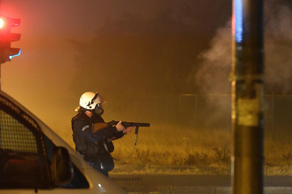 Sa sinoćnjih nereda na Zlatici, Foto: Boris Pejović