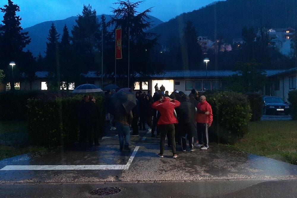 Građani okupljeni ispred Odjeljenja bezvjednosti, Foto: Siniša Luković