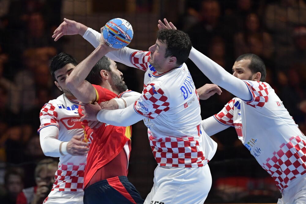 Raul Entrerios u duelu sa Domagojem Duvnjakom, Foto: AP