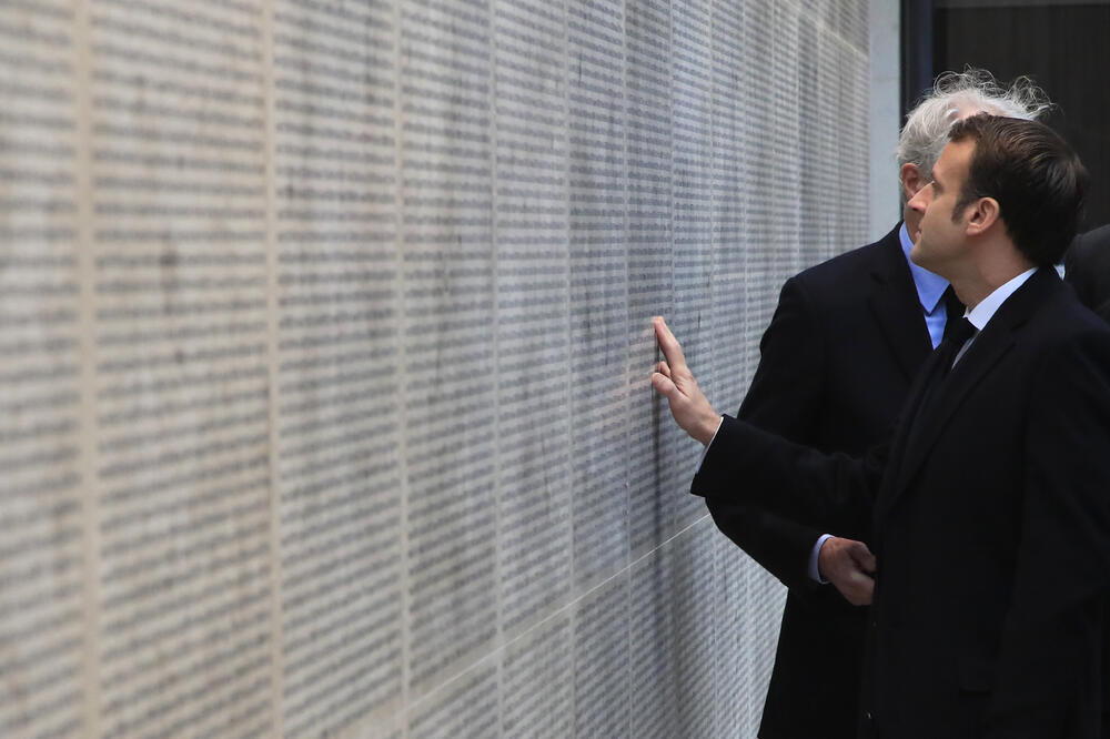 Makron ispred renoviranog memorijalnog zida sa imenima žrtava holokausta u Parizu, Foto: Beta /AP