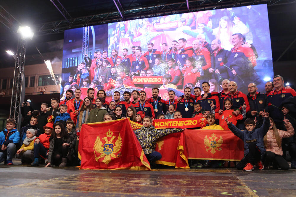 Vaterpolisti Crne Gore na sinoćnjem dočeku, Foto: BORIS PEJOVIC