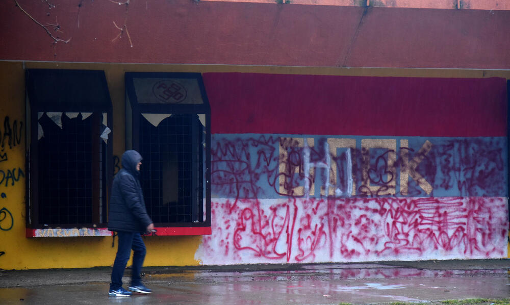 Situacija oko crtanja i krečenja trobojke u podgoričkom naselju Zlatica zainteresovala je javnost za stanje javnih površina u glavnom gradu. Fotoreporter "Vijesti" je obišao Podgoricu i zabilježio brojne grafite i murale, od kojih su neki prava umjetnička djela.