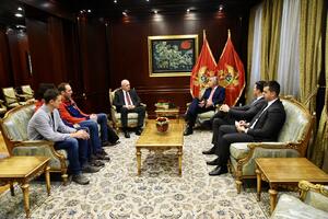 Đukanović dočekao "ajkule": Nema protivnika koji se ne može...