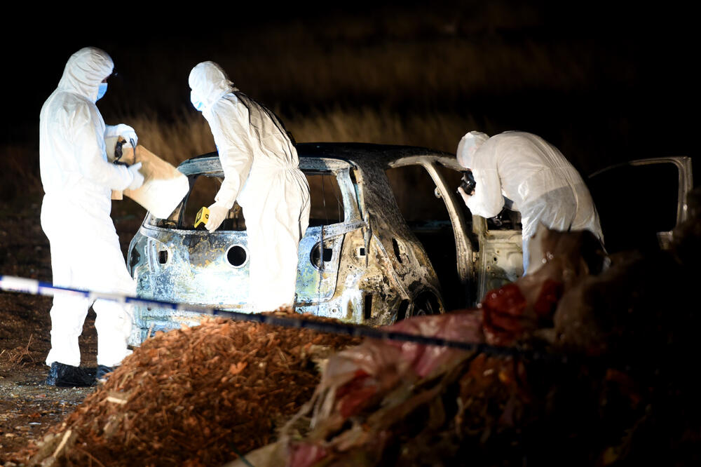 Sa uviđaja na mjestu na kojem je zapaljen automobil, Foto: Savo Prelević