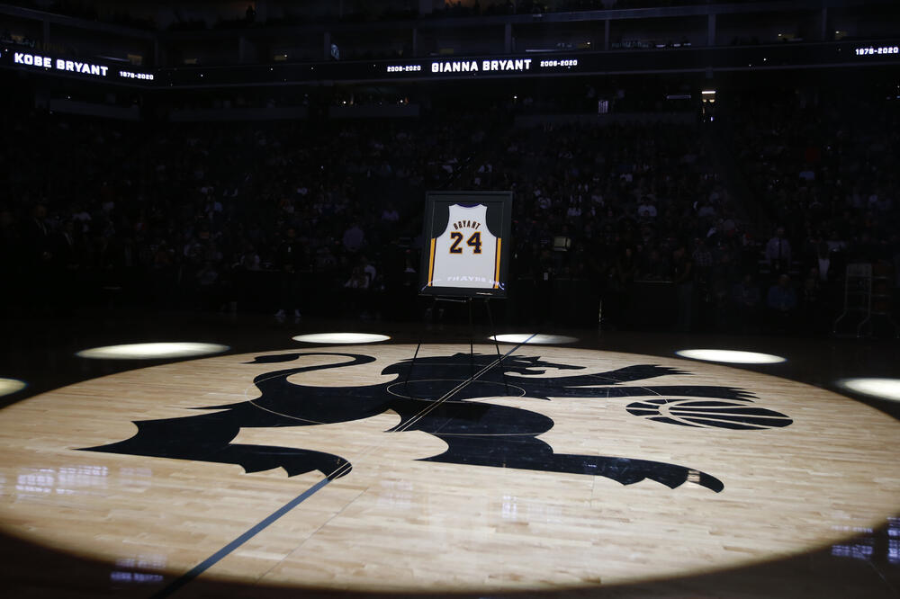 Uramljeni dres Lejkersa sa brojem 24 na centru terena u Sakramentu, Foto: BETA/AP