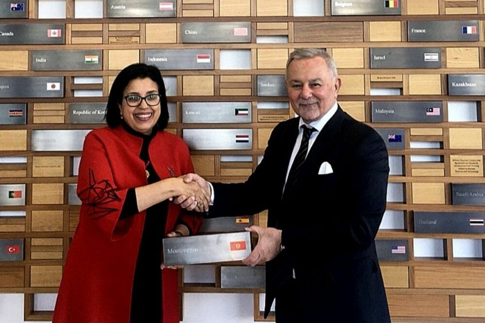 Postavljanje ploče, Foto: Vlada Crne Gore