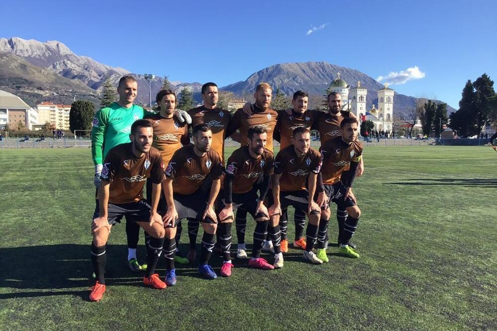 Tim Budućnosti uoči početka meča u Baru