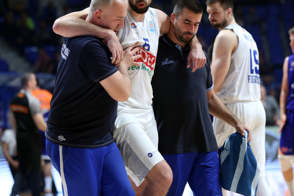 Stradalo isto koljeno: Filip Barović nakon povrede protiv Mornara 29. maja prošle godine, Foto: Filip Roganović