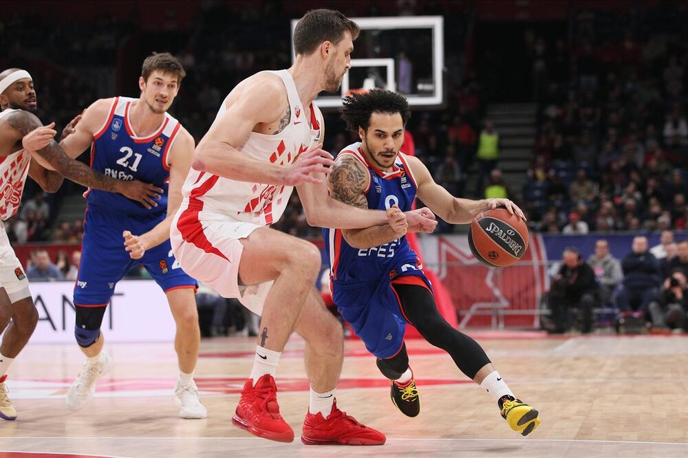 Šejn Larkin u prodoru na koš Zvezde, Foto: Euroleague