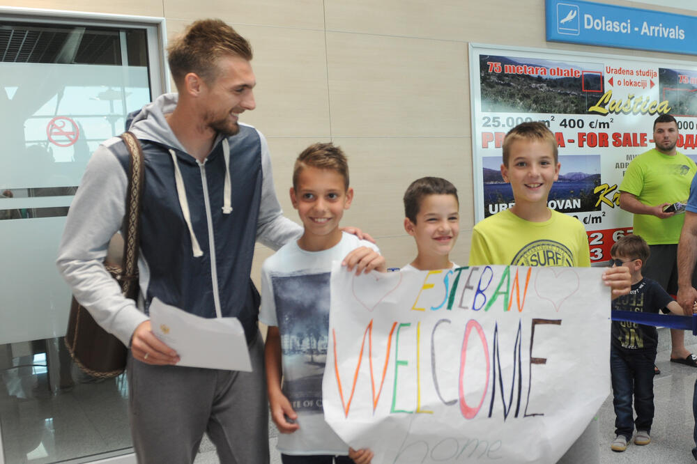 Esteban Saveljić po dolasku u Crnu Goru, na podgoričkom aerodromu prije četiri i po godine, Foto: Savo Prelević