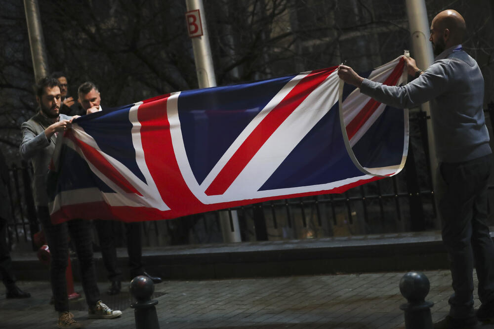 Skidanje britanske zastave ispred zgrade Evropskog parlamenta, Foto: AP
