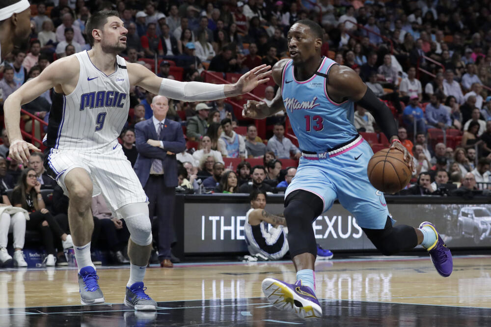 Nikola Vučević i Bem Adebajo, Foto: AP