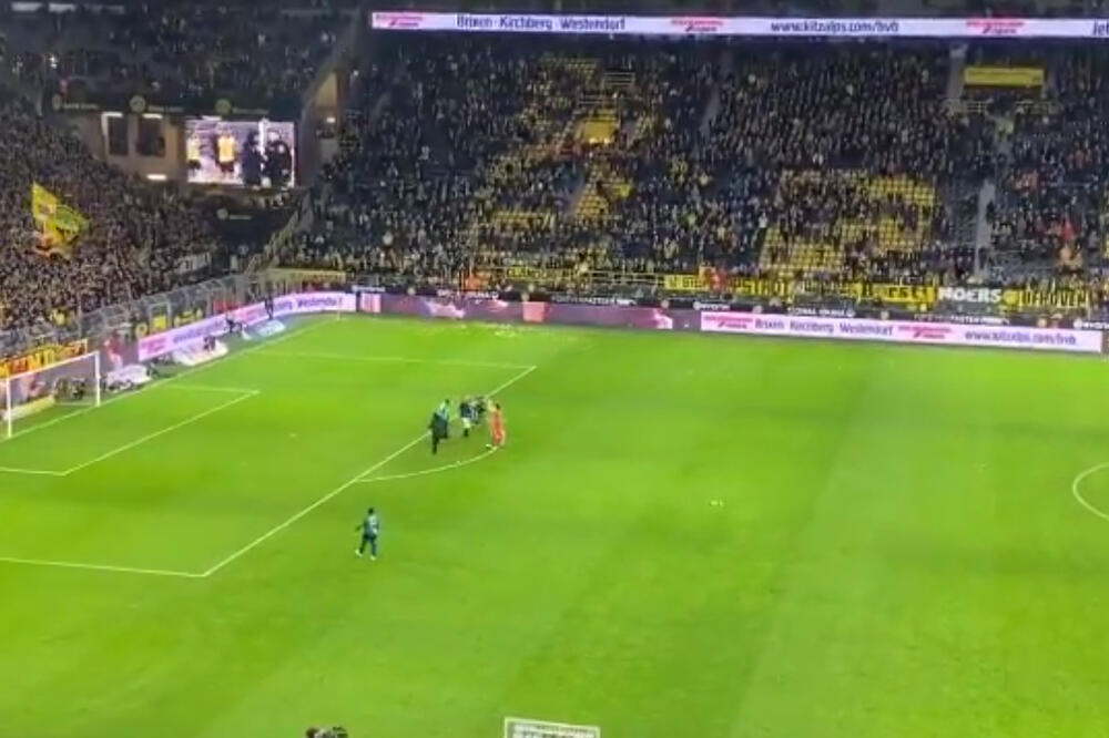 Subotić nakon meča pozdravlja navijače Dortmunda, Foto: Twitter