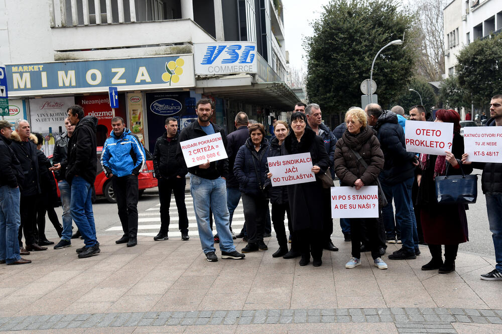 Sa protesta ispred Tužilaštva, Foto: Savo Prelević