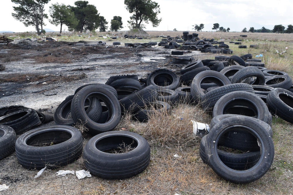 Divlja deponija guma na Ćemovskom polju, Foto: Luka Zeković
