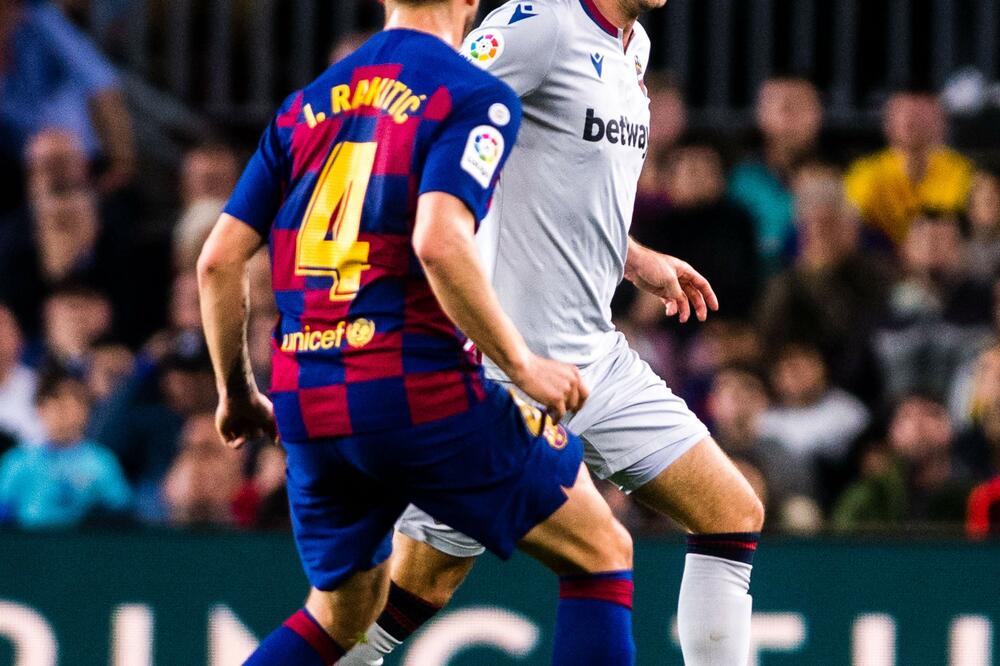 Vukčević u duelu sa Rakitićem