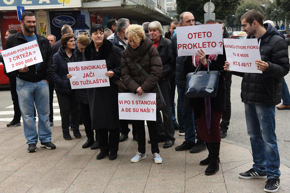 Oko 20-ak boksitaša ispred SDT-a, Foto: Savo Prelević