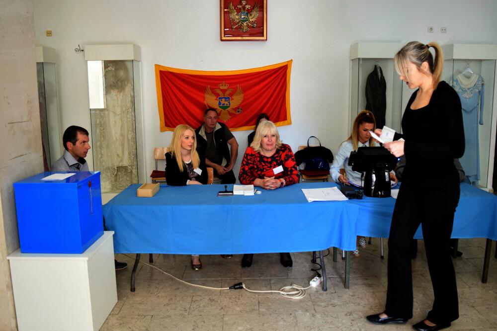 Sa lokalnih izbora u Tivtu 2016., Foto: Boris Pejović